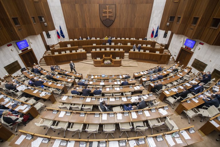 Prieskum: Do parlamentu by sa dostalo až 9 strán. Aj Republika a KDH