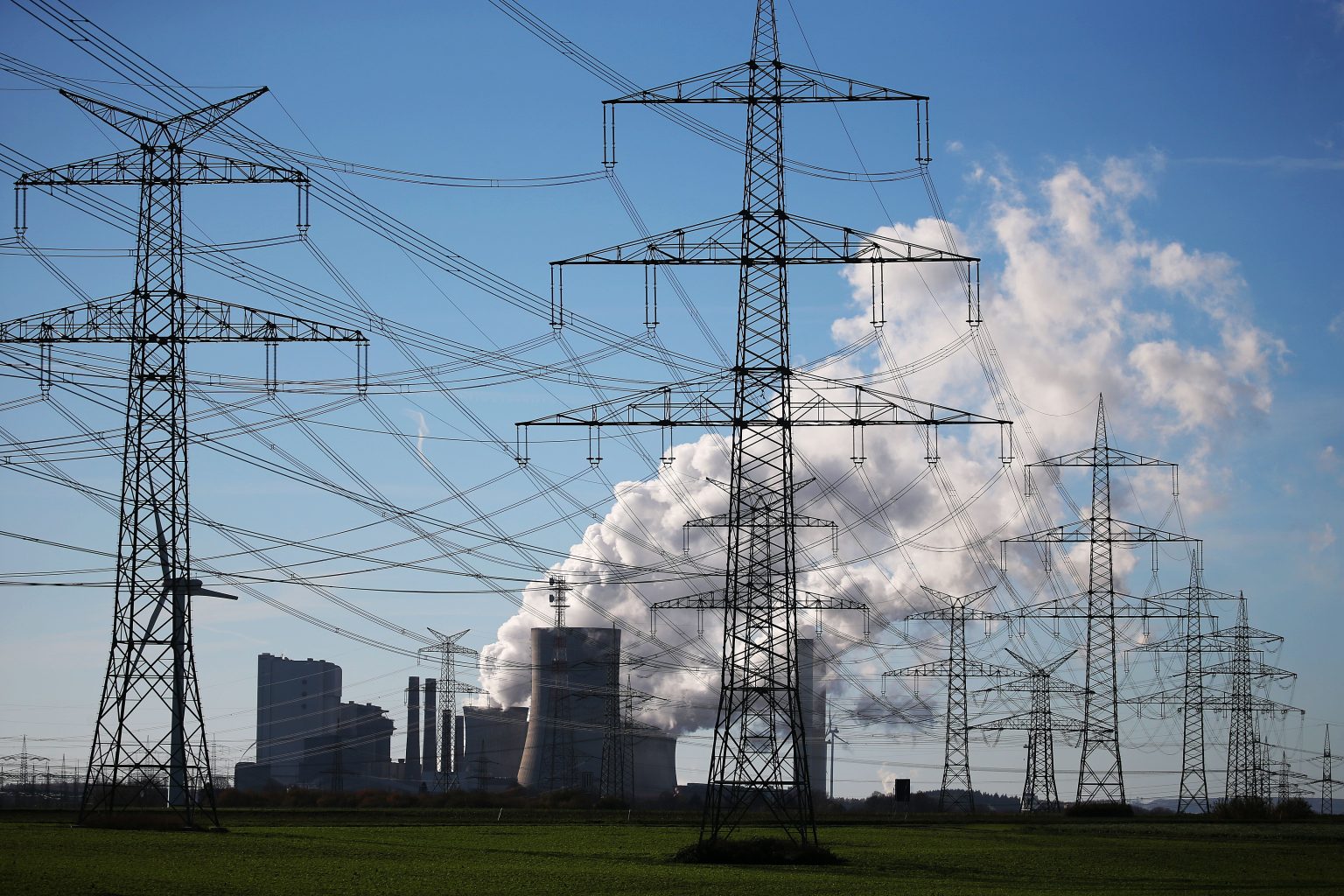 Ilustračná snímka, elektrické vedenie. Foto: TASR/DPA