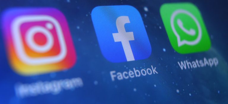 Nevídaný výpadok služieb a citlivé informácie zvnútra Facebooku. Korporácia  dostáva ranu za ranou