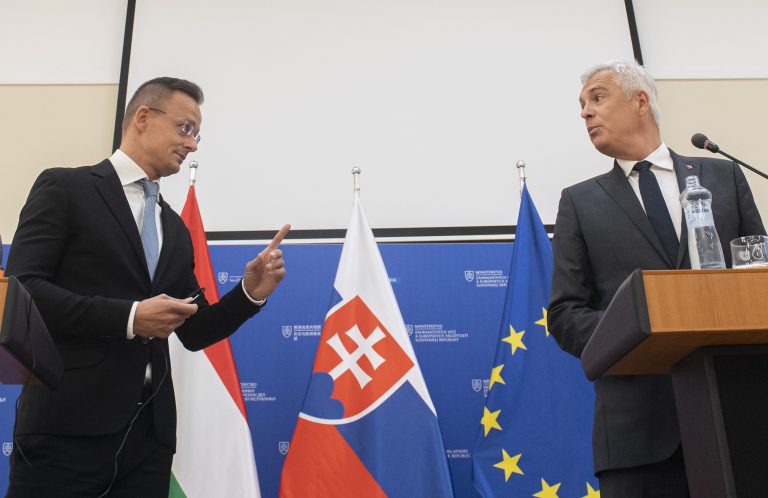 Minister zahraničných vecí a európskych záležitostí SR Ivan Korčok (vpravo) prijal svojho maďarského rezortného partnera Petra Szijjártóa v utorok 5. októbra 2021 v Bratislave. Foto: Martin Baumann/TASR