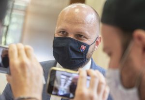 Opice opäť vyčíňali, reaguje Naď na bitku futbalových ultras