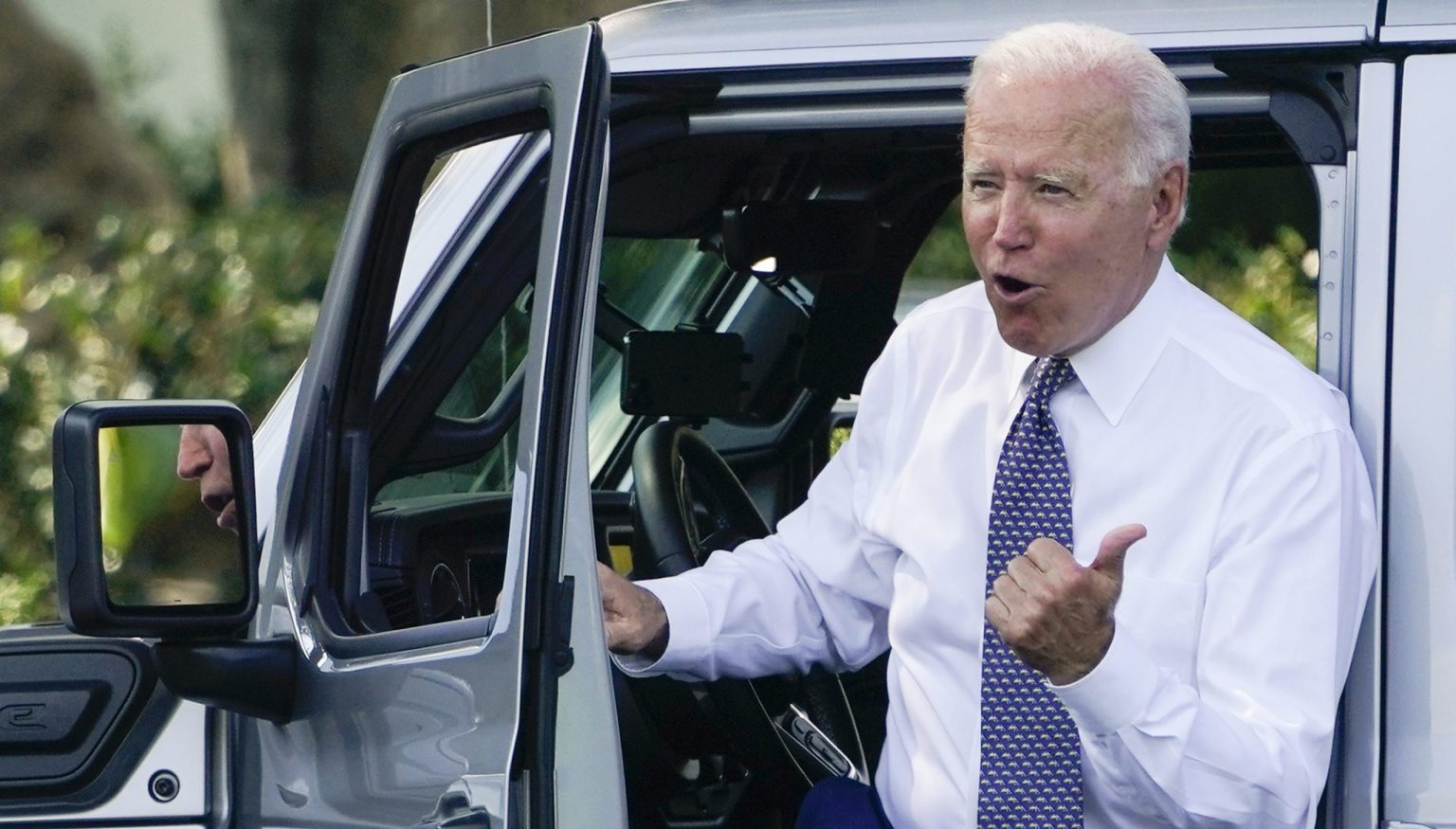 Americký prezident Joe Biden vystupuje z Jeepu Wrangler 5. augusta 2021 v Bielom dome vo Washingtone. Foto: TASR/AP