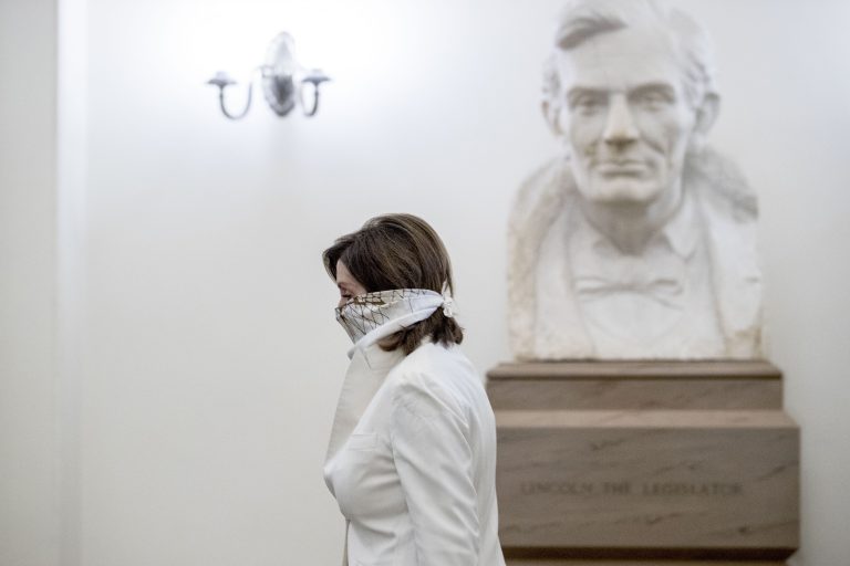 Nancy Pelosiová v budove Kongresu prechádza popri soche Abrahama Lincolna. Foto: TASR/AP Andrew Harnik