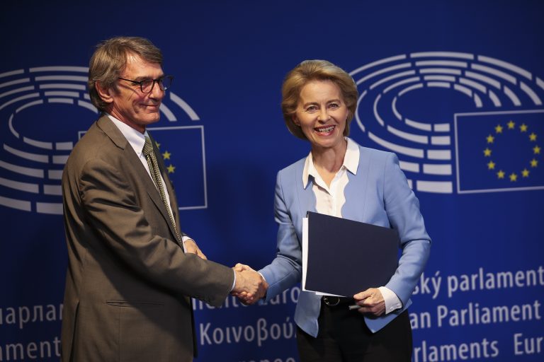 Europarlament sa vyhráža Komisii. Ak nezakročíte proti Poľsku a Maďarsku, zažalujeme vás