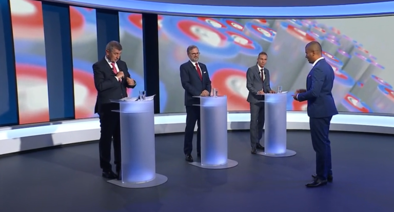 Voľby ČR: Finálna debata sa týkala aj zákazu spaľovacích áut, vystúpili manželky lídrov