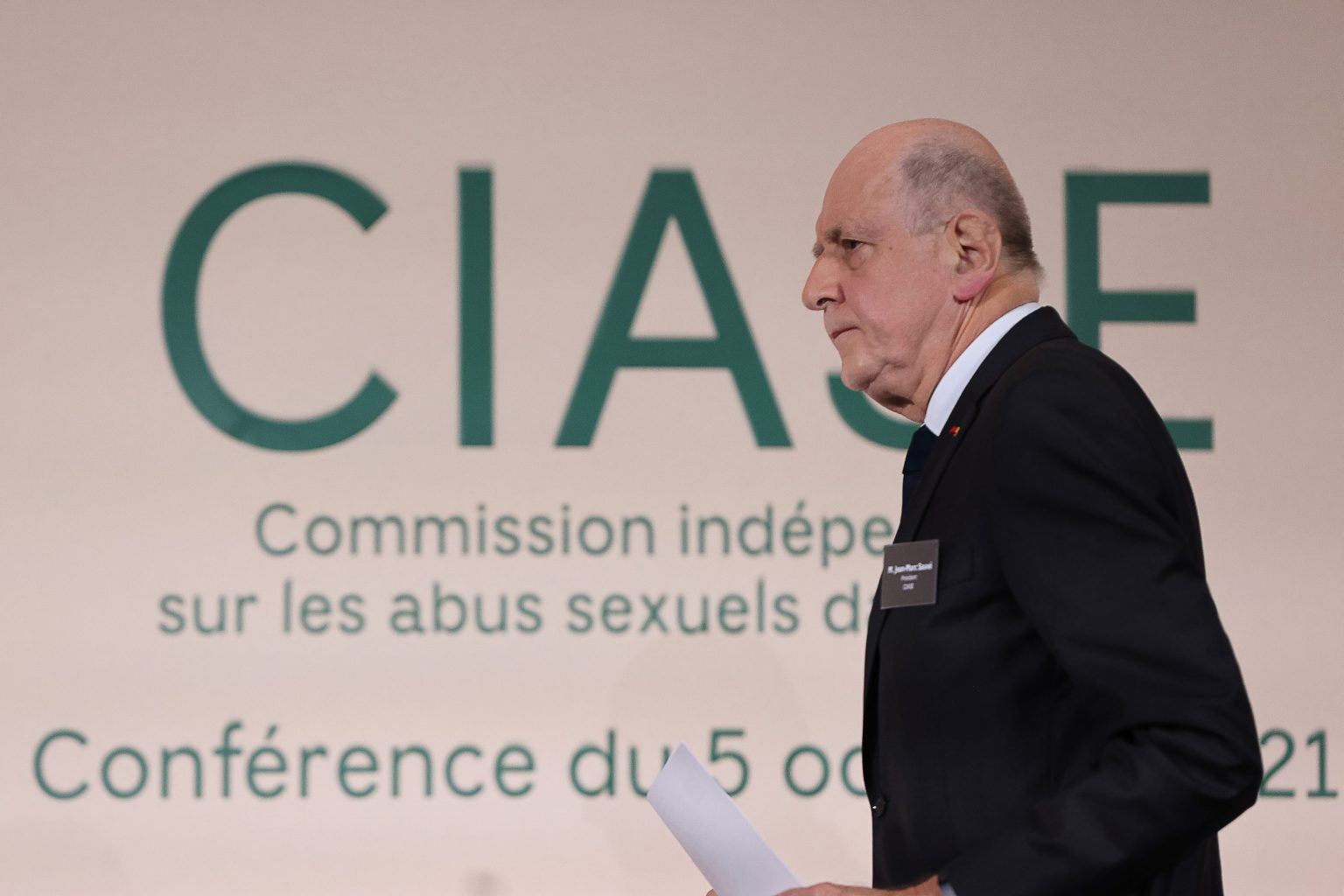 Predseda nezávislej komisie Jean-Marc Sauve prichádza pri príležitosti zverejnenia správy o prípadoch pohlavného zneužívania detí predstaviteľmi katolíckej cirkvi vo Francúzsku v rokoch 1950 - 2020. Foto: TASR/AP