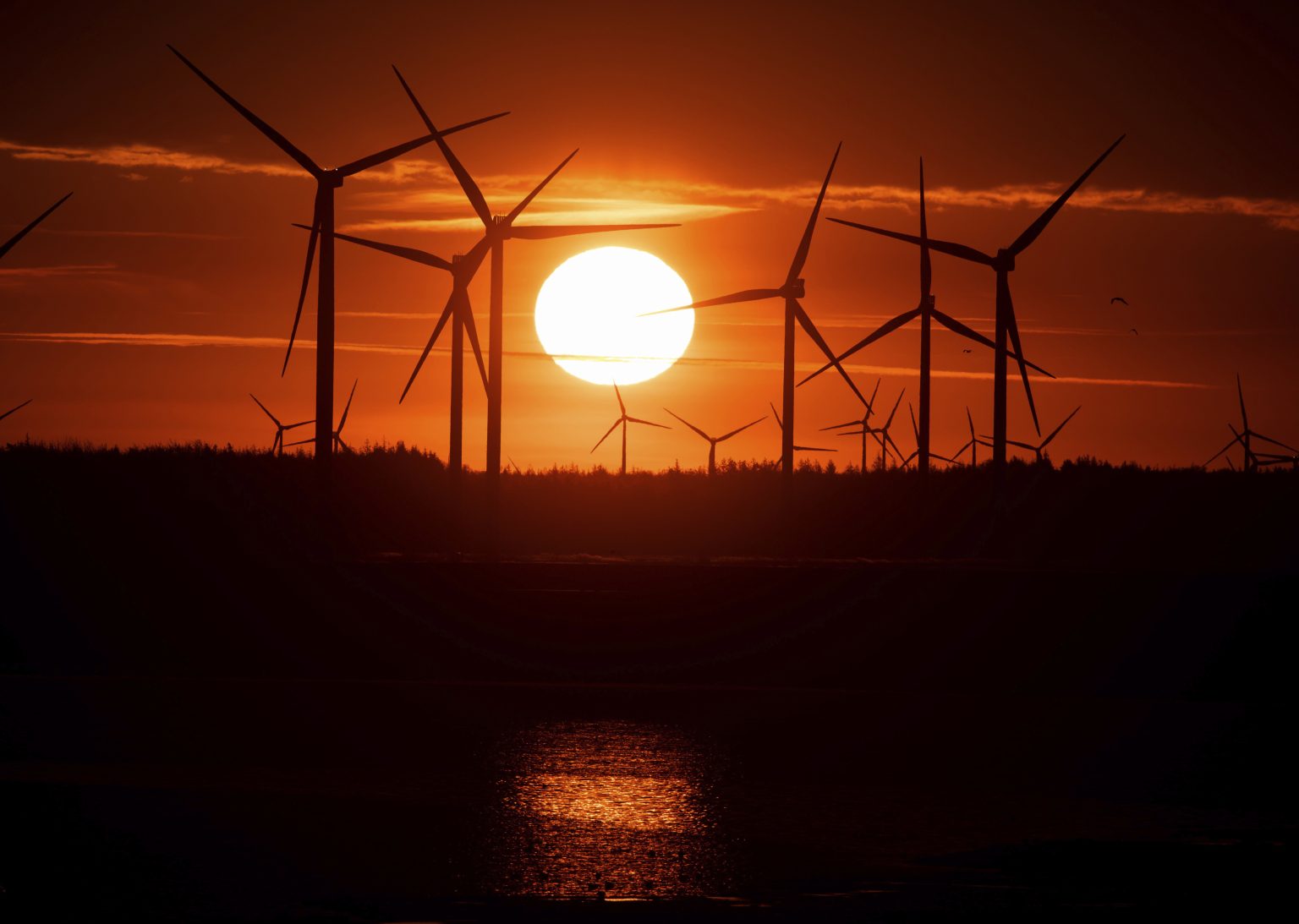 Veterné turbíny  veternej elektrárne v Sönke-Nissen-Koog pri Severnom mori v nemeckom Bordelume.  Foto: TASR/AP