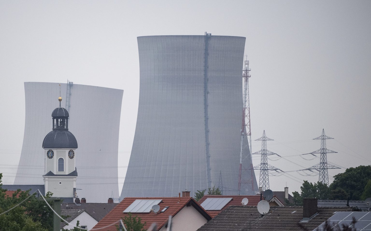 Komíny jadrovej elektrárne, ilustračná snímka. Foto: TASR/AP