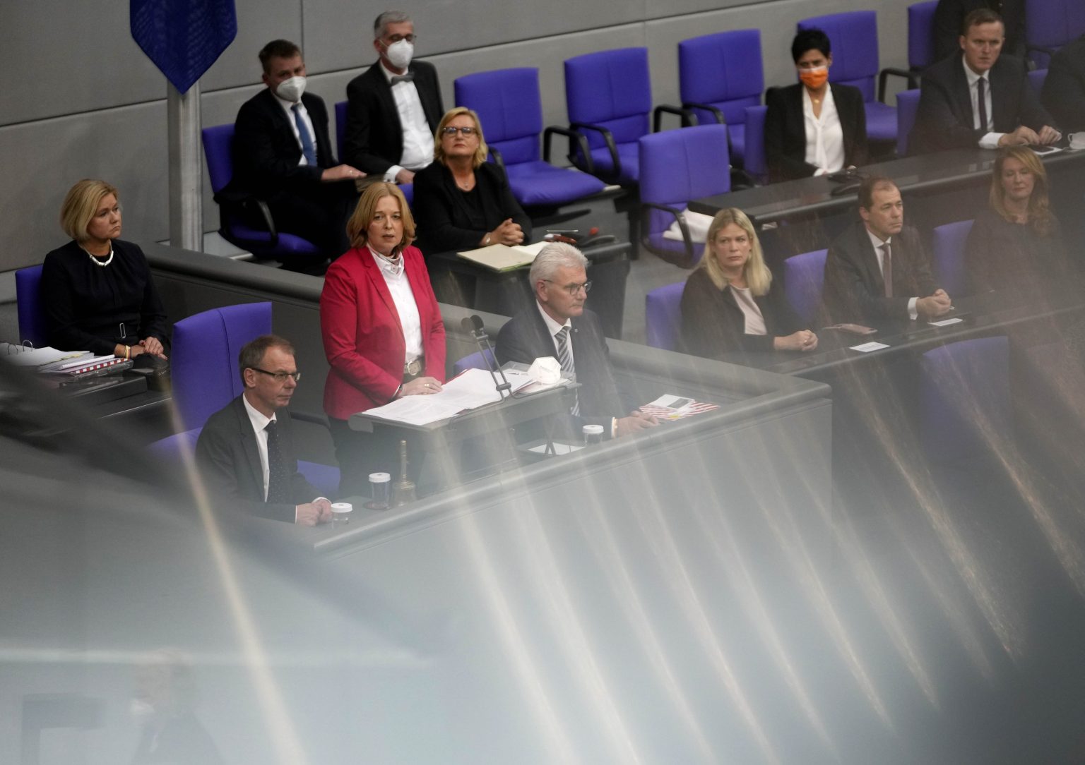 Na snímke nová predsedníčka Bundestagu Bärbel Basová (tretia zľava) hovorí počas prvého zasadnutia nemeckého Spolkového snemu. Foto: TASR/AP