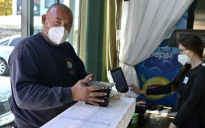 Tretia vlna v plnom prúde. Na Slovensku rýchlo pribúda nakazených, v Maďarsku zas obetí covidu