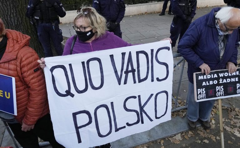 Poľsko odmietlo nadradenosť legislatívy EÚ nad ústavou, francúzska opozícia mu tlieska