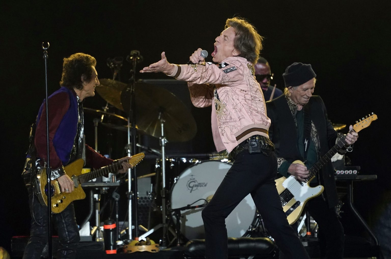 Rolling Stones, zľava gitarista Ron Wood, spevák Mick Jagger a gitarista Keith Richards počas koncertu v kalifornskom Inglewoode v noci na 15. októbra 2021. Foto: TASR/AP