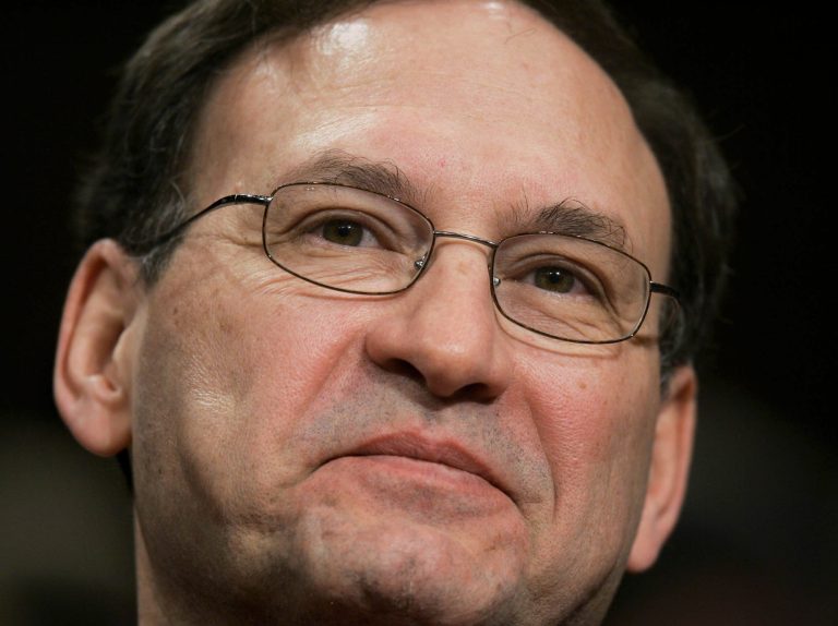 Samuel Alito počas svojho menovania za člena Najvyššieho súdu v roku 2006. FOTO TASR/AP Charles Dharapak