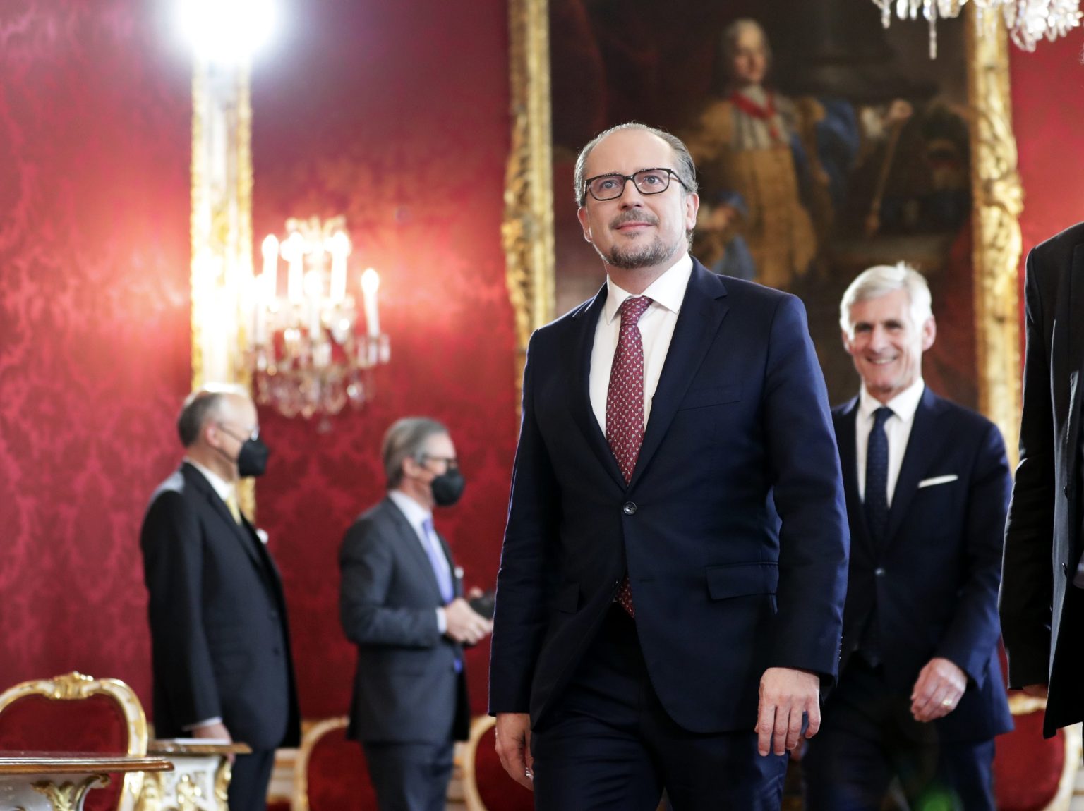 Nový rakúsky spolkový kancelár Alexander Schallenberg prichádza zložiť prísahu do rúk prezidenta Alexandra Van der Bellena. Foto: TASR/AP
