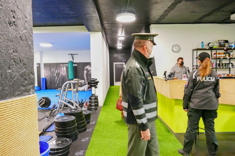 Od pondelka máme päť čiernych okresov. Fitká v nich zatvárajú, svadby končia aj pre očkovaných