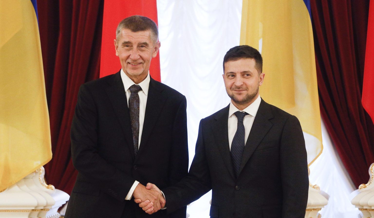 Ukrajinský prezident Volodymyr Zelenskyj (vpravo) a český premiér Andrej Babiš. Foto: TASR/AP