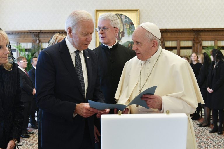 Joe Biden s pápežom vo Vatikáne. Foto: TASR/AP