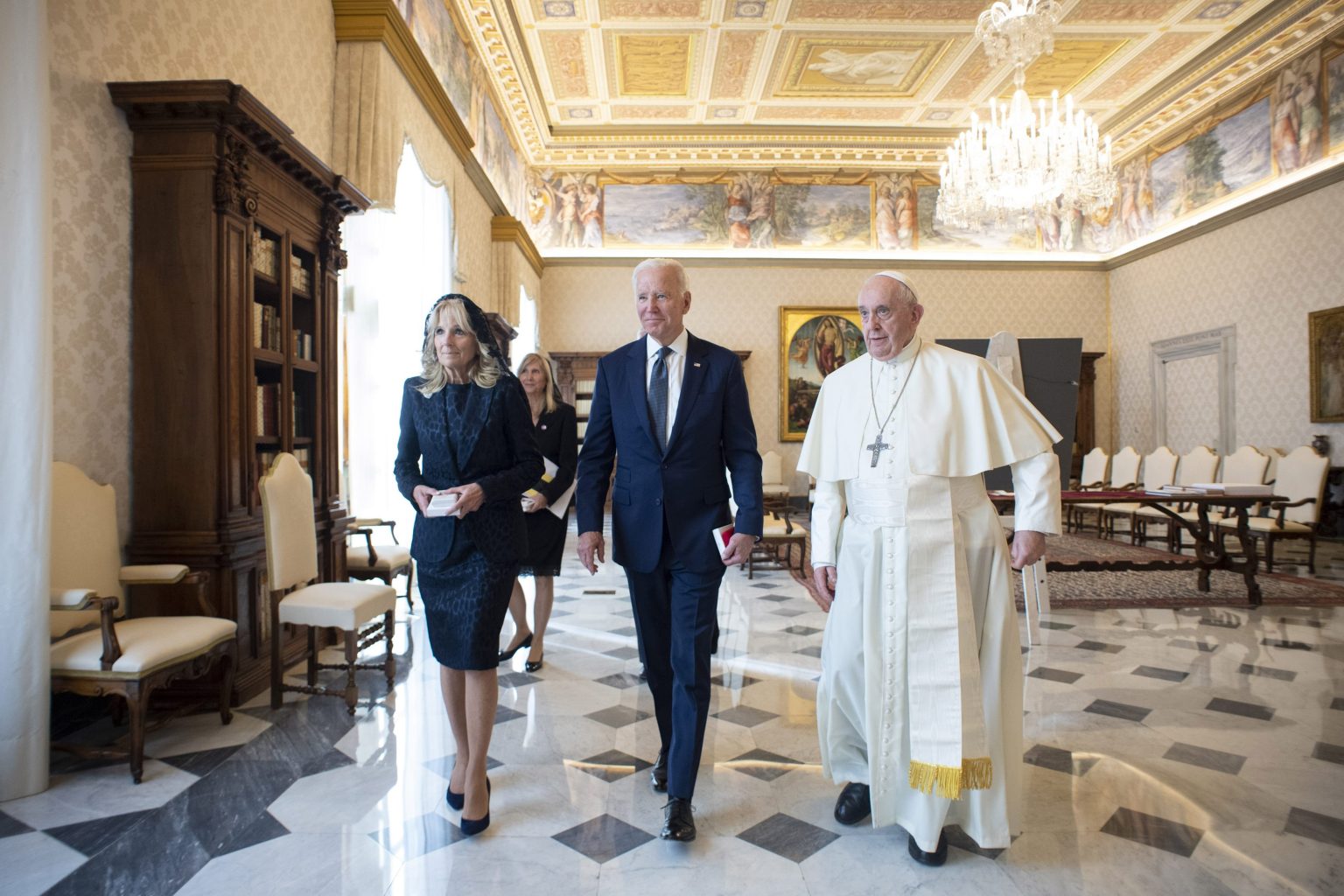 Americký prezident Joe Biden, prvá dáma USA Jill Bidenová a pápež František kráčajú počas stretnutia 29. októbra 2021 vo Vatikáne. Foto: TASR/AP