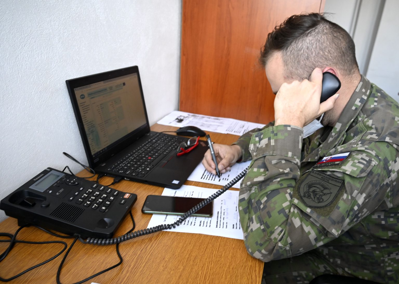 Od pondelka v Michalovciach vypomáhajú s telefonickým vyhľadávaním kontaktov aj príslušníci Ozbrojených síl SR. Foto: Roman Hanc/TASR