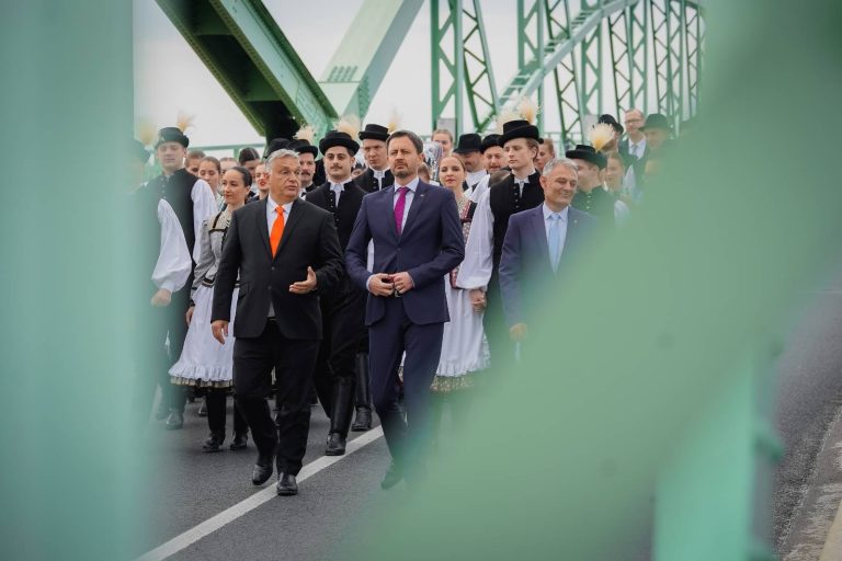 Slovenský premiér Eduard Heger a maďarský premiér Viktor Orbán na moste medzi Šturovom a Ostrihomom. 
Foto: Facebook / Eduard Heger