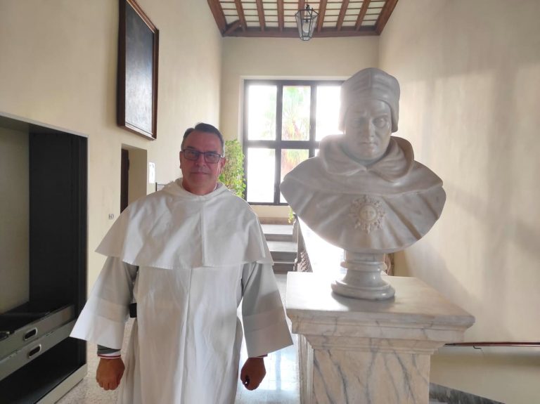 Dominikán Inocent - Mária Vladimir Szaniszló pri buste sv. Tomáša Akvinského v Ríme. Foto: autor