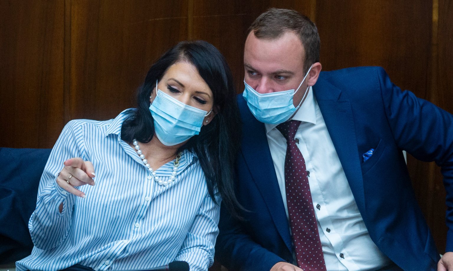 Dvaja ostrí oponenti novely Anny Záborskej: Jana Bittó Cigániková a Miroslav Žiak (obaja SaS). Foto: Jakub Kotian/TASR