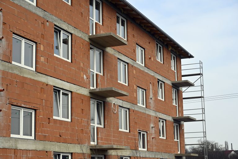 Europoslanci podporili plány na klimaticky neutrálne stavebníctvo do roku 2050