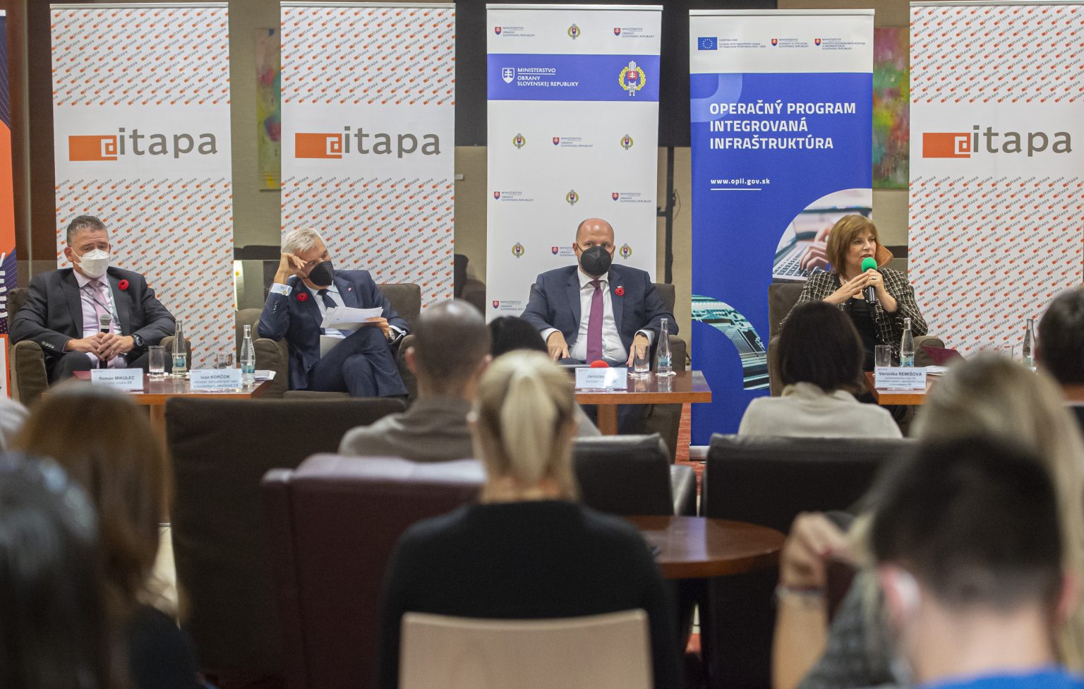 
Na snímke zľava minister vnútra SR Roman Mikulec, minister zahraničných vecí a európskych záležitostí SR Ivan Korčok, minister obrany SR Jaroslav Naď a podpredsedníčka vlády a ministerka investícií, regionálneho rozvoja a informatizácie SR Veronika Remišová počas kongresu Itapa 2021. Foto: Martin Baumann/TASR
