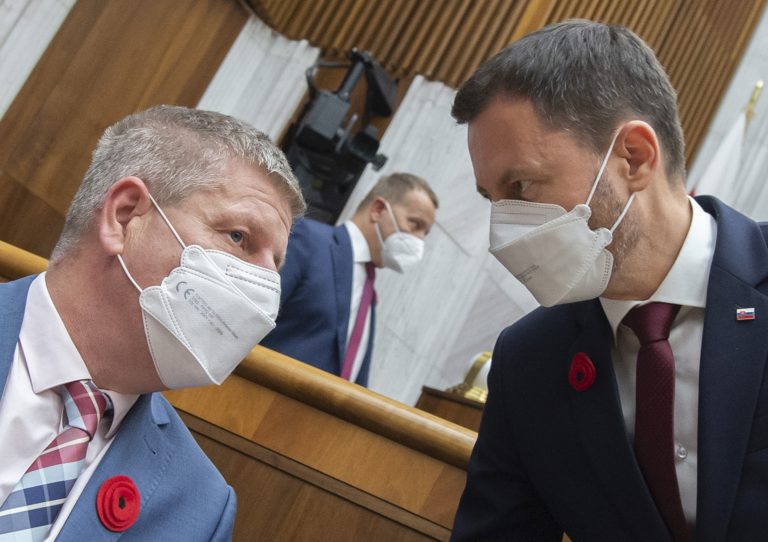 Na snímke vpravo predseda vlády Eduard Heger, vľavo minister zdravotníctva Vladimír Lengvarský. FOTO: Martin Baumann / Tasr