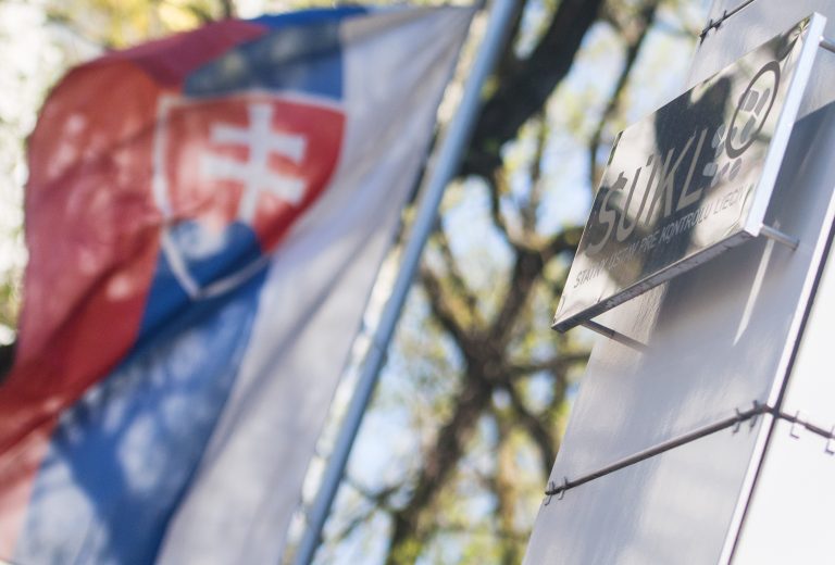 Na snímke tabuľa na budove sídla Štátneho ústavu pre kontrolu liečiv (ŠÚKL) v Bratislave. Foto TASR/Martin Baumann 