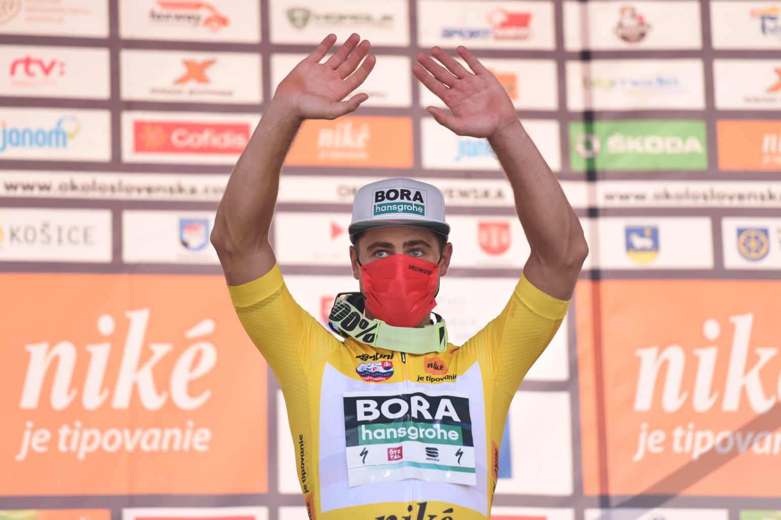 Na snímke slovenský cyklista Peter Sagan (Bora Hansgrohe) oslavuje na pódiu celkové víťazstvo po 4. etape 65. ročníka pretekov Okolo Slovenska v Trnave v nedeľu 19. septembra 2021. Foto: Lukáš Grinaj/TASR