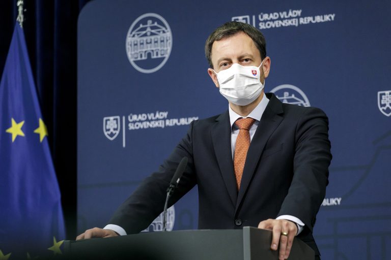 Premiér: Musíme prijať ráznejšie opatrenia. Konzílium navrhuje povinné očkovanie pre niektoré skupiny či covid pasy do práce