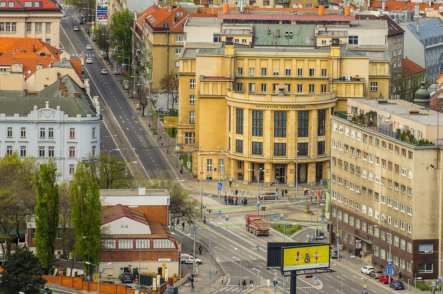 Na snímke pohľad na Vajanského nábrežie s budovou Univerzity Komenského na Šafárikovom námestí v Bratislave, 12. apríla 2017. Foto: Michal Svítok/TASR