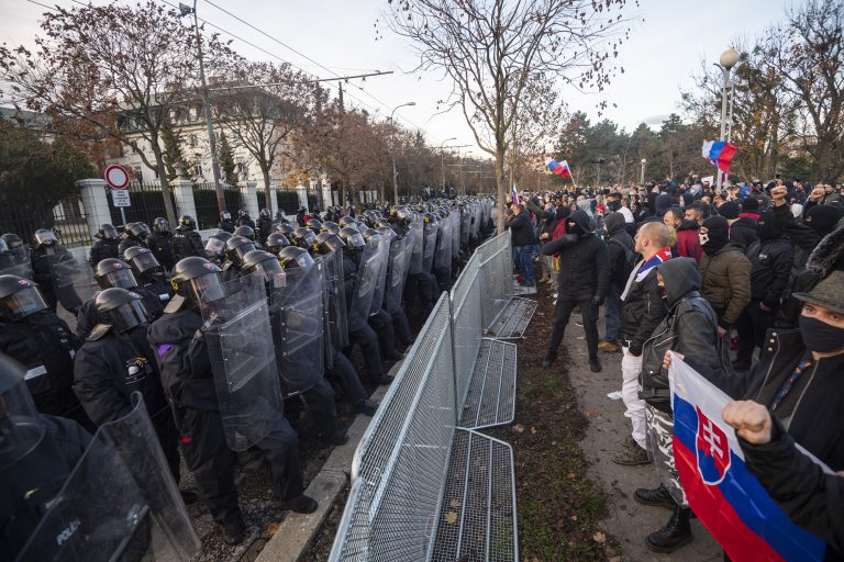 Na snímke policajti a demonštranti počas protivládneho protestu pred Úradom vlády v Bratislave v utorok 17. novembra 2020. Foto: Jaroslav Novák/TASR