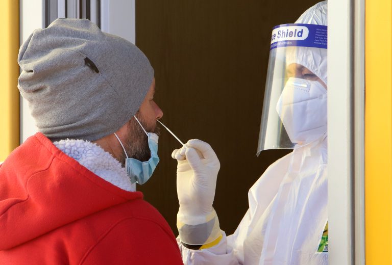 Denný počet infikovaných na Slovensku po prvýkrát presiahol 8-tisíc. Pribudlo 43 obetí