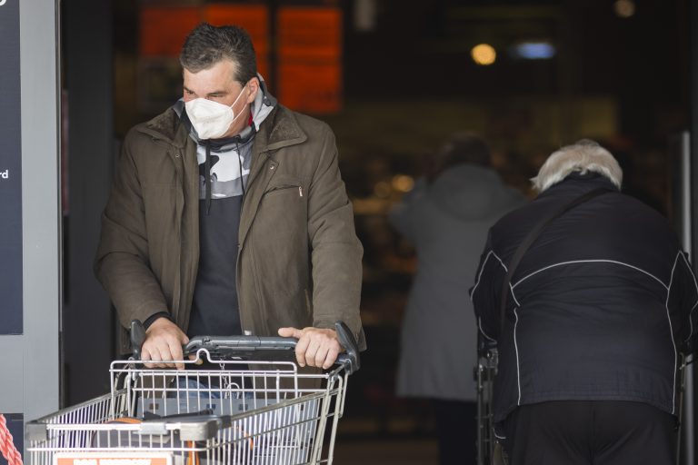 Svadby zakázané, len okienkový predaj a povinné rúška na ulici: Od pondelka v 24 okresoch