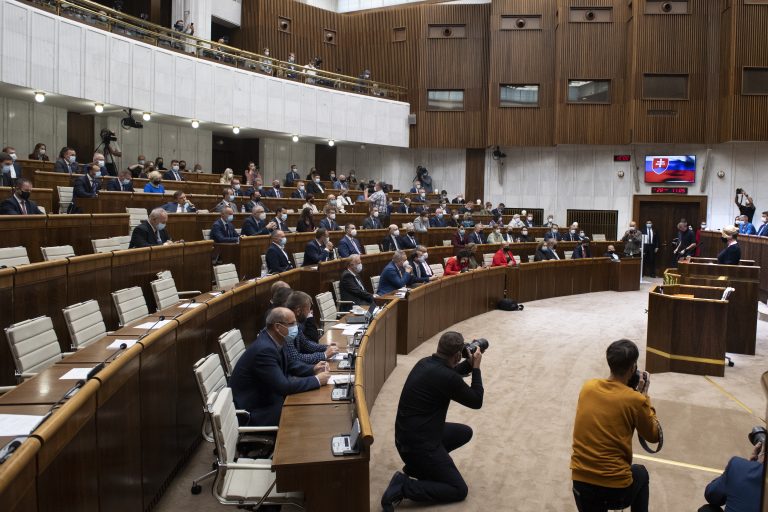 Poslanci neschválili zmenu ústavy v súvislosti s referendom o predčasných voľbách