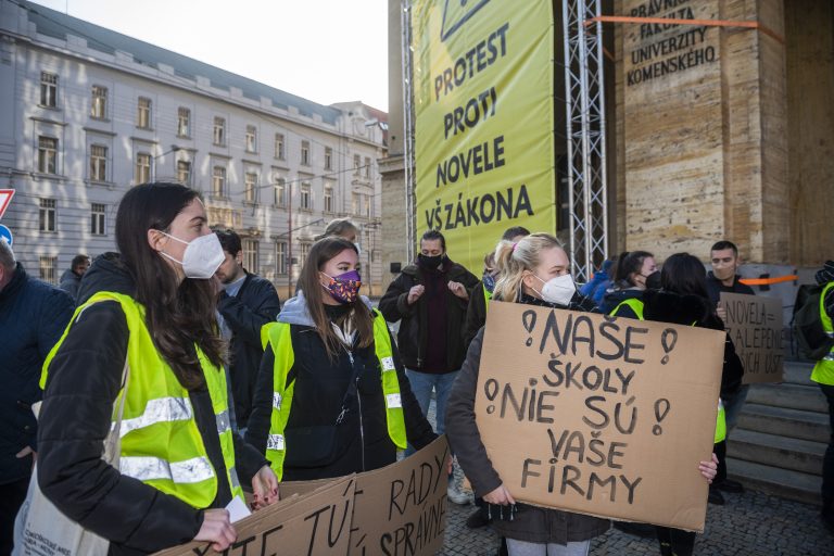 Prečo sú študenti znova v uliciach