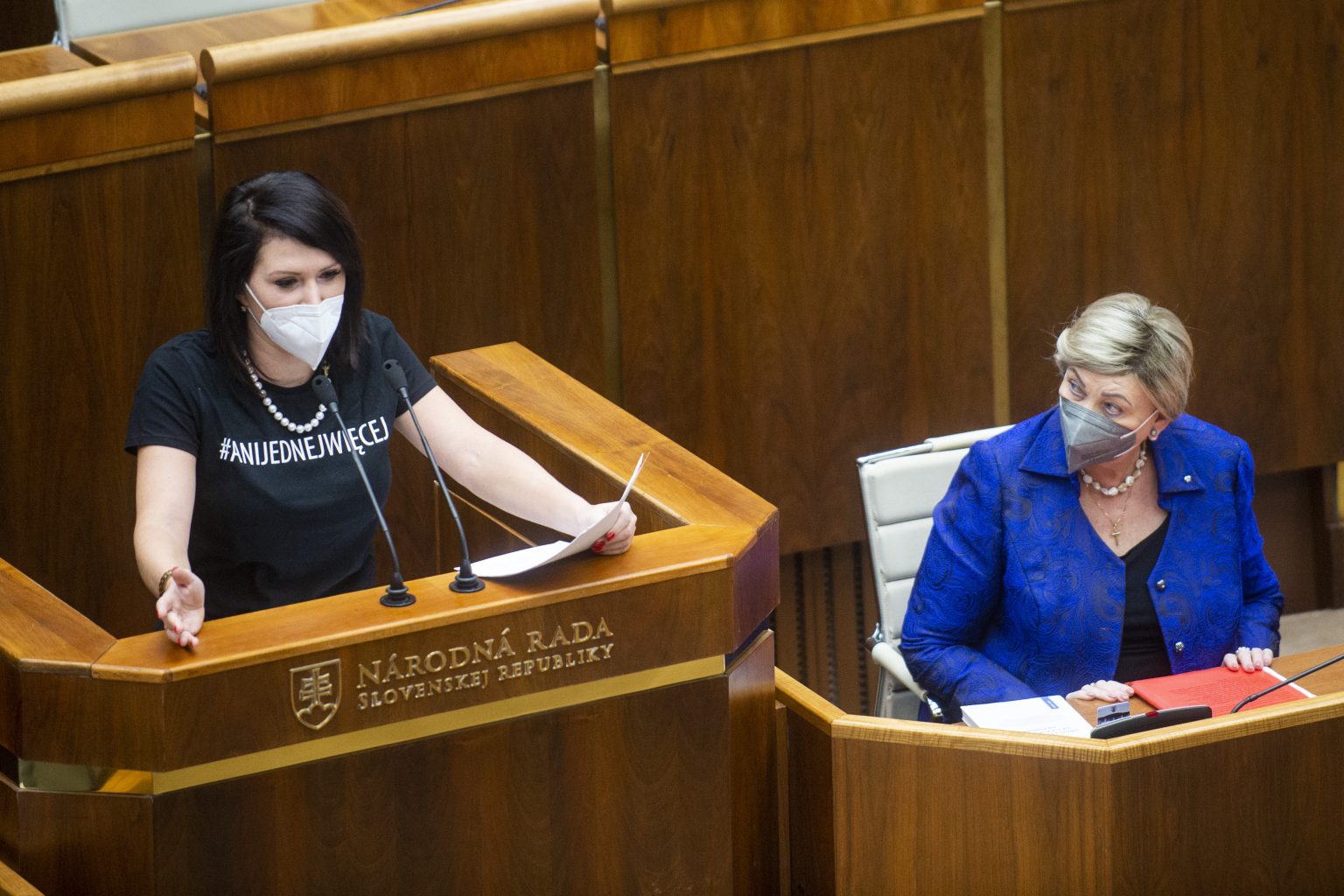 Jana Bittó Cigániková (SaS) a Anna Záborská (OĽaNO) počas rokovania 48. schôdze Národnej rady SR 9. novembra. Foto: TASR/Jakub Kotian

