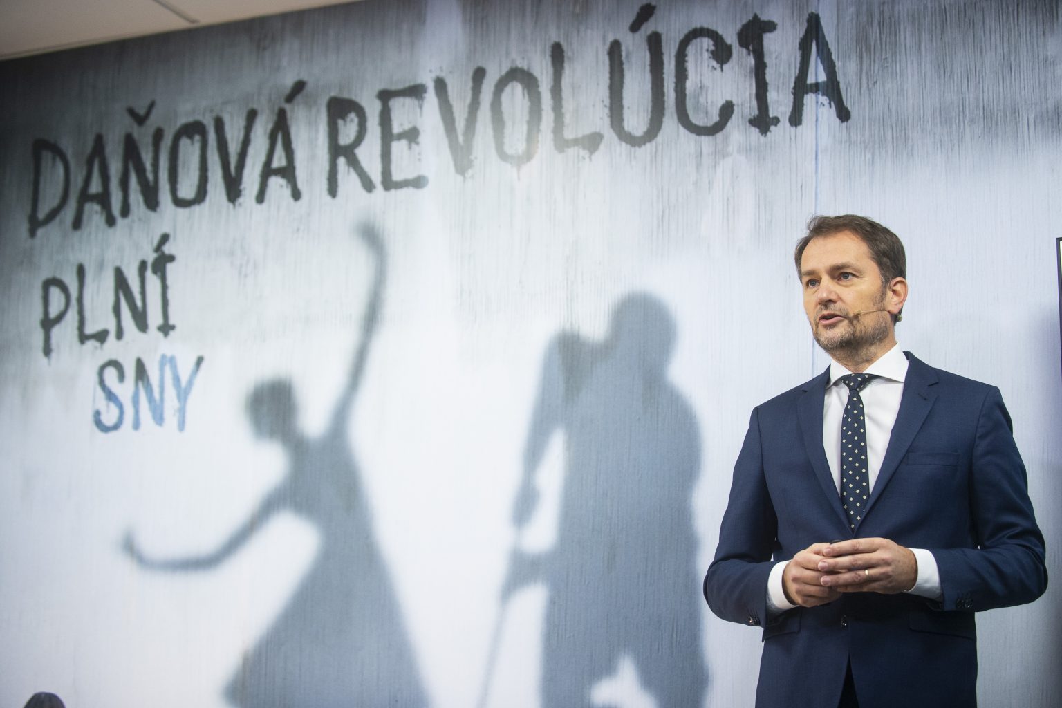 Igor Matovič s nápisom Daňová revolúcia za chrbtom, ilustračný záber. Foto: Jakub Kotian/TASR