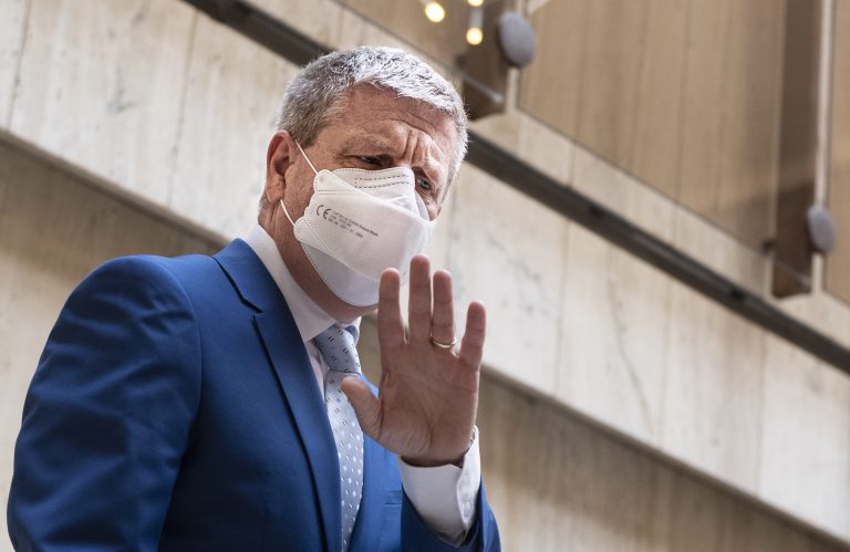 Zdá sa, že lockdown zatiaľ nebude. Do práce OTP režim, školy ostanú otvorené, reštaurácie a služby čakajú obmedzenia