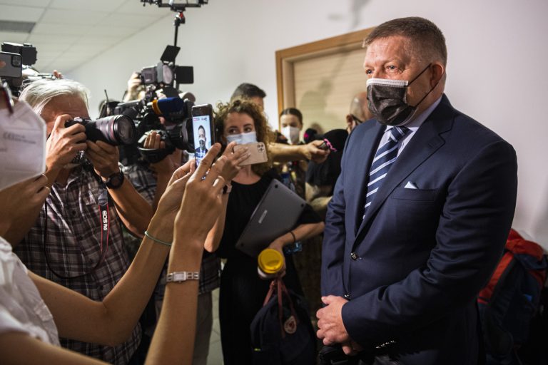 Kollár Fica ľutuje, že dostal covid a má následky. Fico kritizuje políciu, za očkovaním vidí farmabiznis. Podľa Kolíkovej je cynik