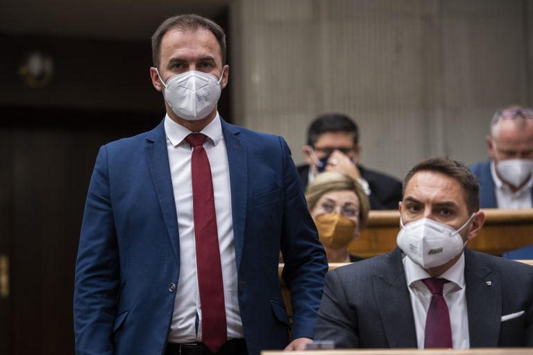 Šipoš nevylúčil zatváranie hraníc. Vláda aj vzhľadom na omikron zrejme prijme tvrdšie opatrenia