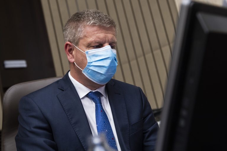 Dostávame sa do zlomového bodu, vraví Lengvarský. Dal príkaz na obmedzenie bielej medicíny