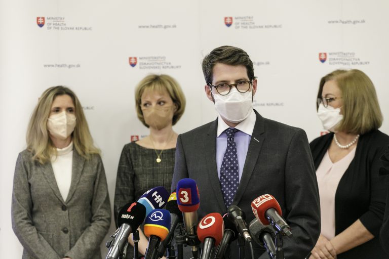 Konzílium odborníkov: Lockdown sa uvoľní čo najskôr, ale len pre očkovaných a tých, čo covid prekonali