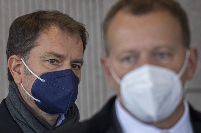 Zabarikádujeme sa doma, zavrieme si ústa a nebudeme snívať o uvoľňovaní, hovorí Matovič o cunami omikronu