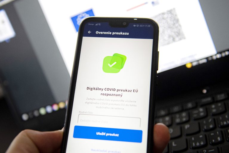 V prevádzkach a zamestnaní sa budú vyžadovať covidpasy. Opatrenia by mohli platiť už od piatku