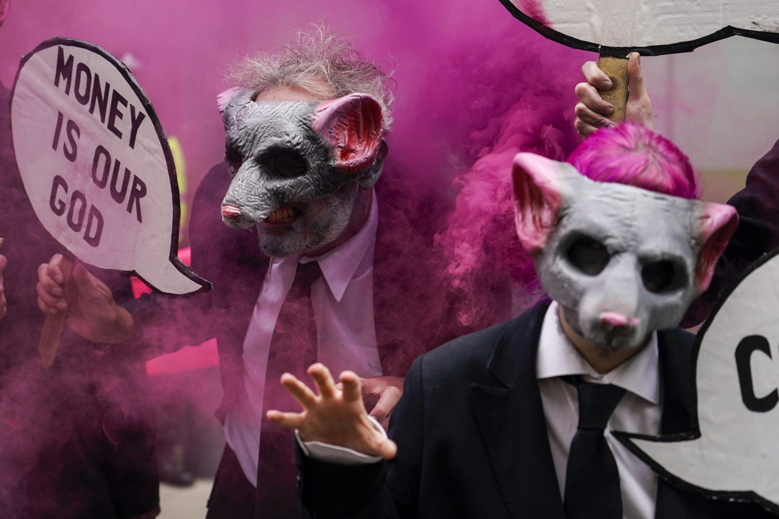Demonštranti protestujú pred ministerstvom obchodu v Londýne  26. augusta 2021. Foto: TASR/AP