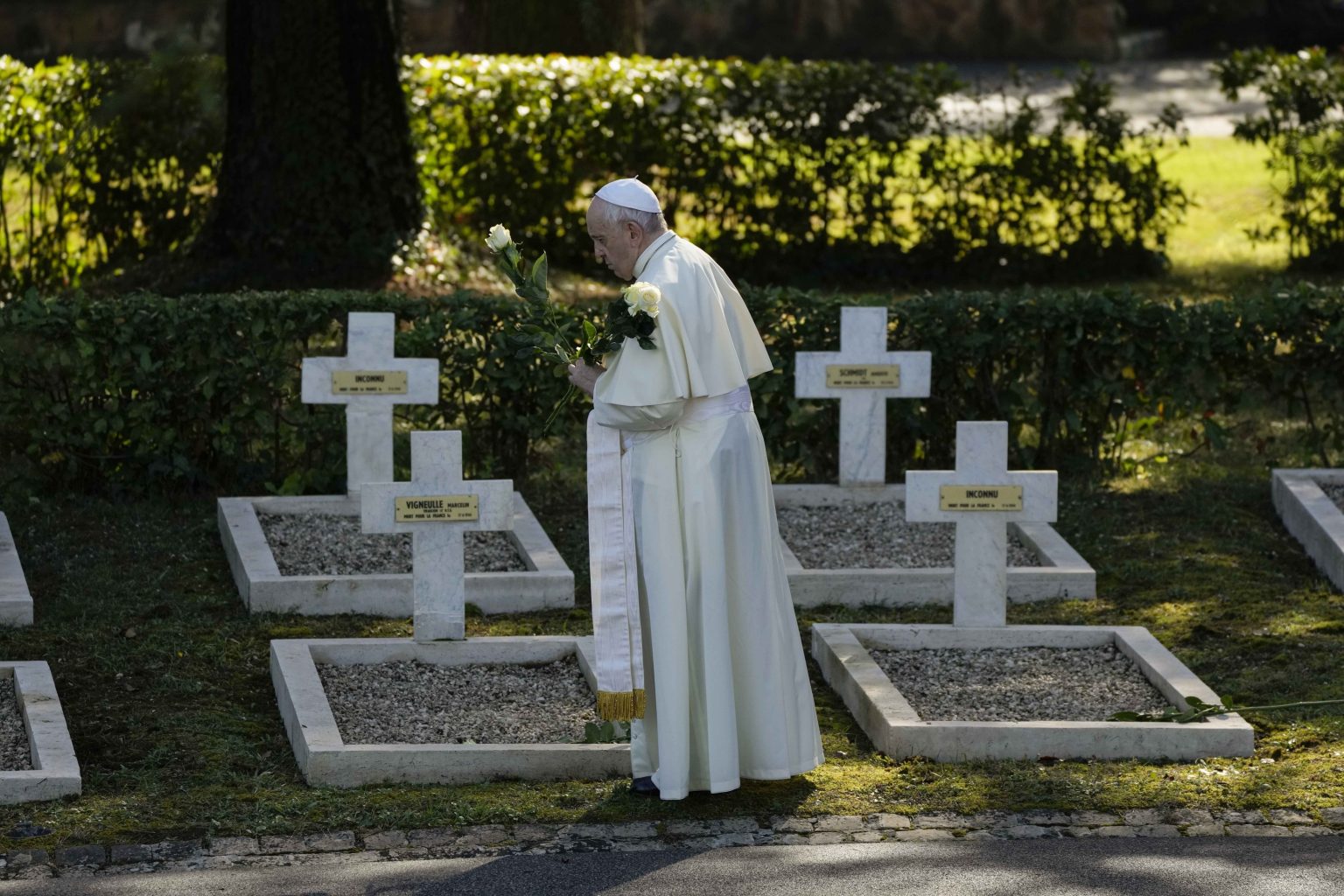 Pontifik na francúzskom vojenskom cintoríne v Ríme. Foto: TASR/AP