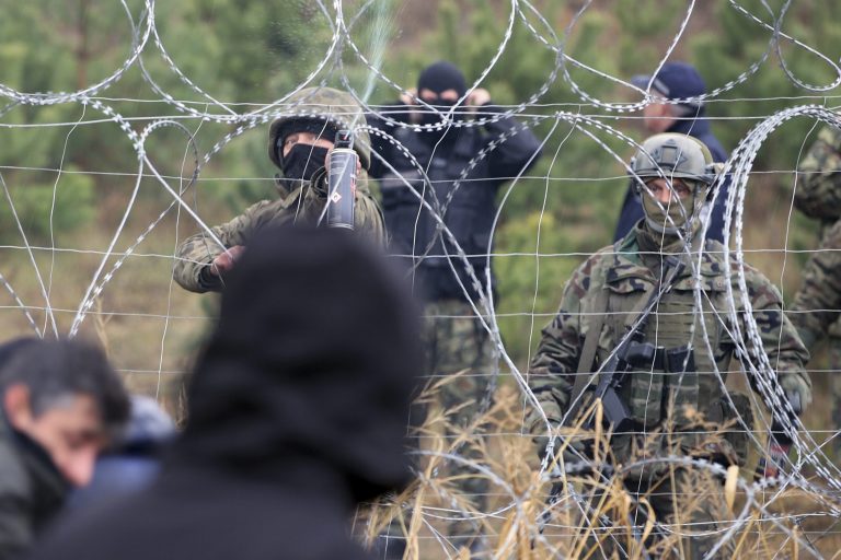 Tábory migrantov v bieloruskom pohraničí vypratali, repatrianti pristáli v Iraku
